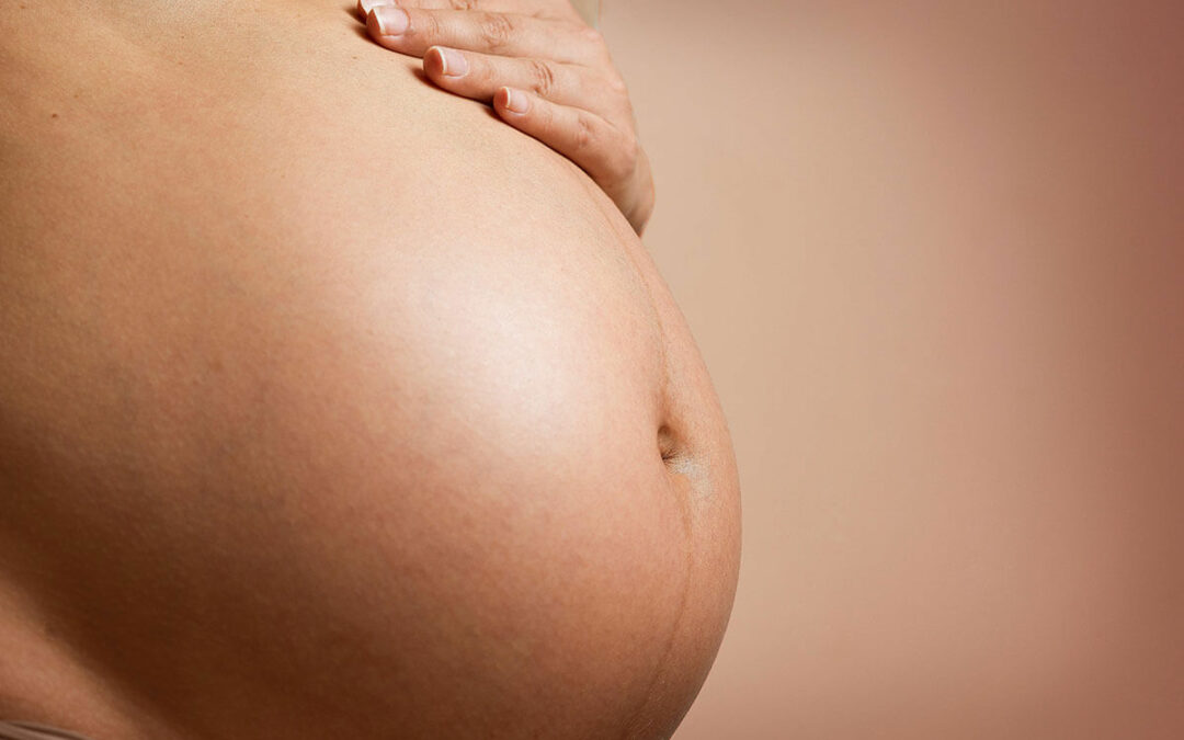 Prevenir las estrías en el embarazo: hidratación, dieta y genética
